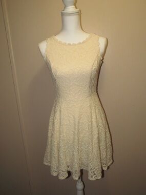 City Studios Women’s (Juniors) Cream Lace Mini Dress. Size 5